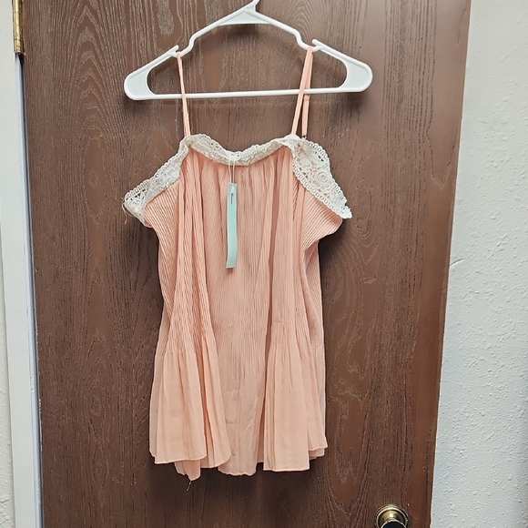 DRESSFO Tops - Peach Lace Trim Camisole